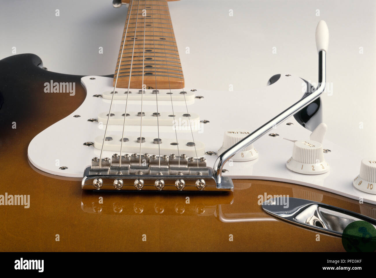 Fender Stratocaster, trémolo y el puente del brazo de cierre Fotografía de  stock - Alamy