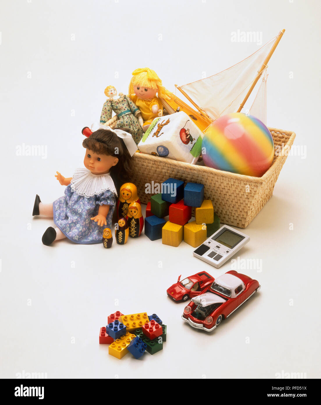 Una selección de ladrillos, coches de juguete, muñecas y otros juguetes, dentro y fuera de una caja de juguetes Fotografía de stock - Alamy