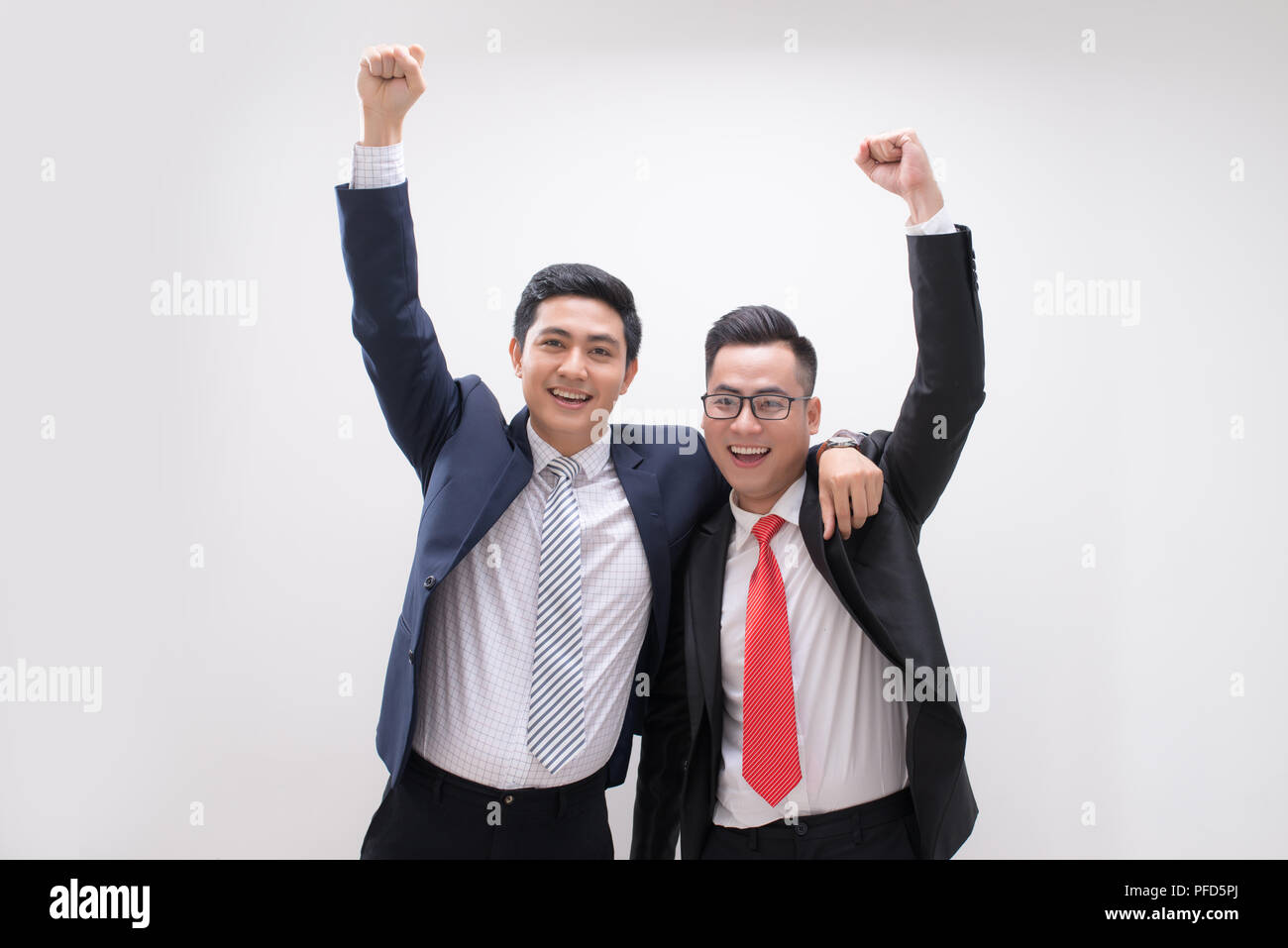 Exitoso hombre de negocios asiáticos manos arriba sentirse feliz o ganar con antecedentes, Inicio, trabajo inteligente, gente de éxito, socio y concepto de trabajo en equipo Foto de stock