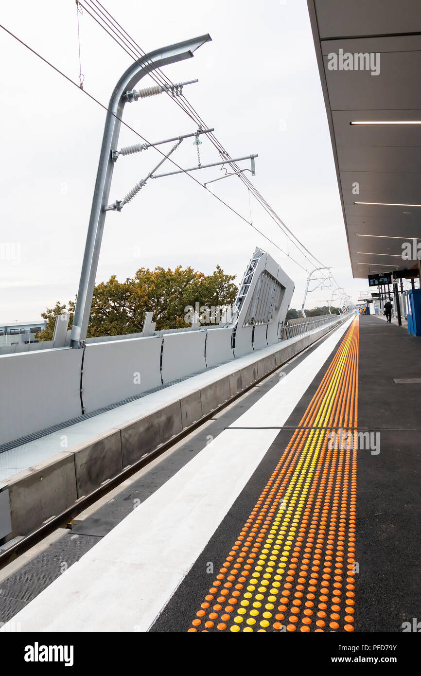 Murrumbeena, Victoria, Australia - 29 de junio 2018: Colores y líneas rectas convergentes, dominar la arquitectura estilo con el proyecto de tren Sky. Foto de stock