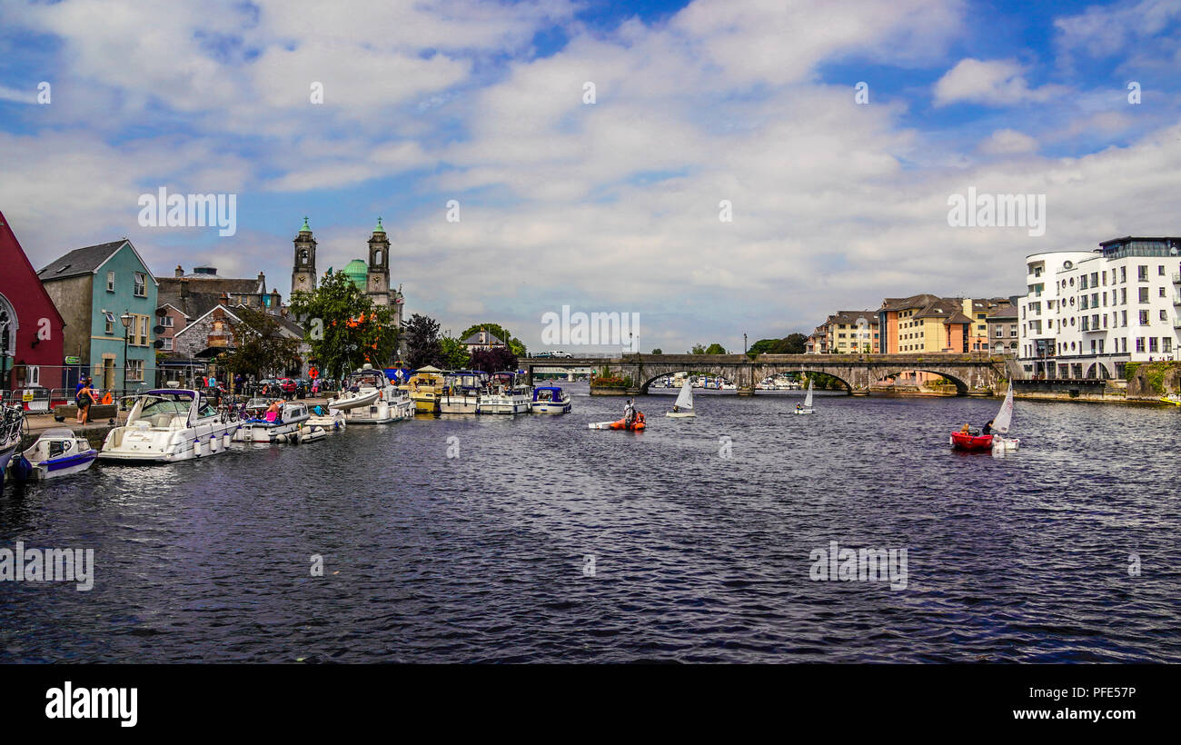 El río Shannon en Athlone, Irlanda en un día soleado de verano con los barcos y el puerto deportivo. Athlone es en el centro de Irlanda. Foto de stock