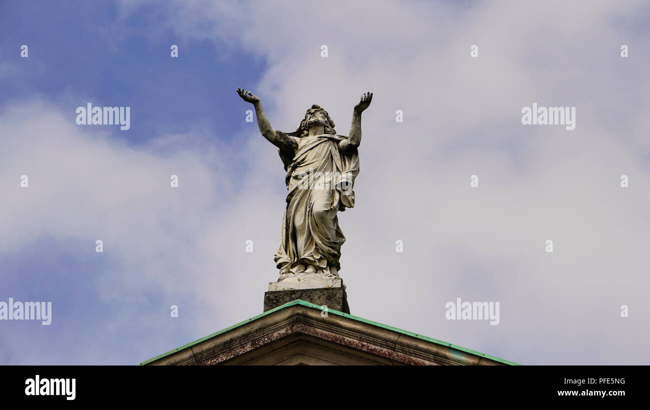 Una estatua encima de la Iglesia de San Pedro y san Pablo en Athlone, Irlanda. Foto de stock