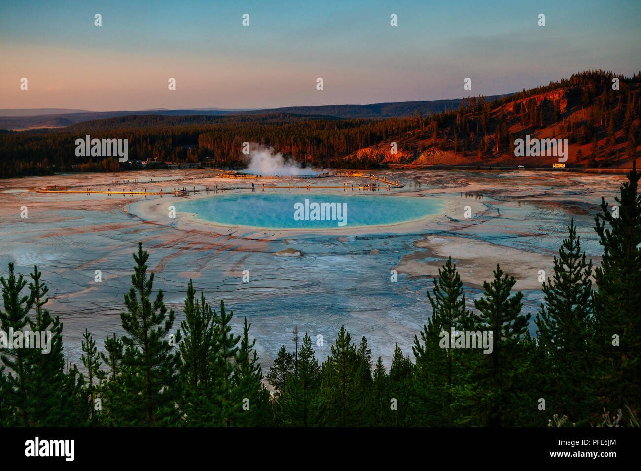 Puesta de sol con vistas al paisaje de la Grand Prismatic Spring, en el Parque Nacional de Yellowstone, en EE.UU. Foto de stock