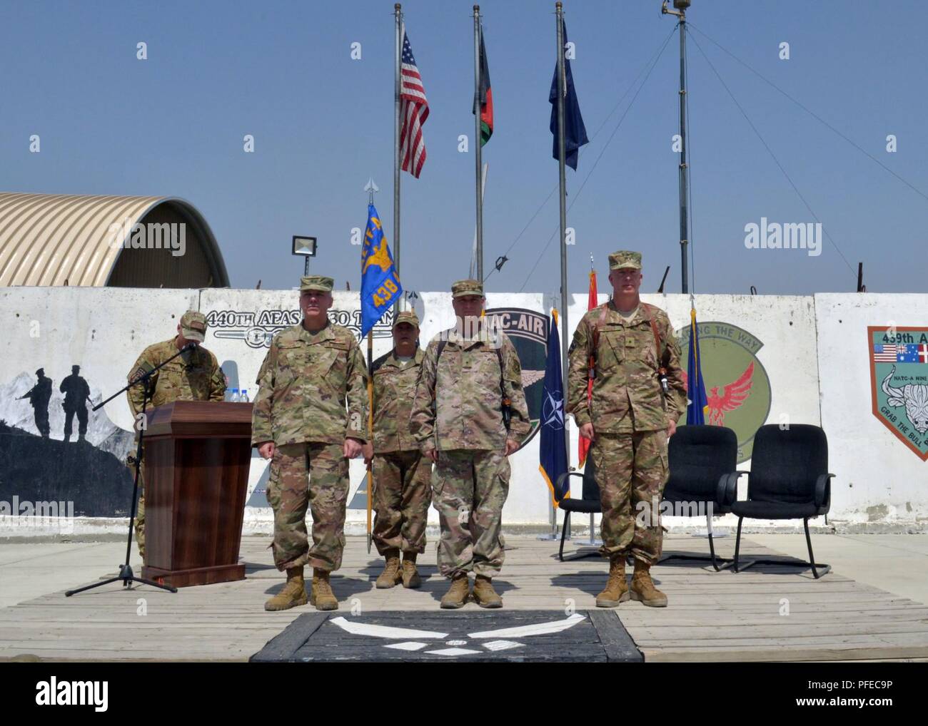 KABUL, Afganistán (4 de junio del 2016) - La Fuerza Aérea de EE.UU. My Gen. Barre Seguin (izquierda), el Comando Aéreo de la OTAN de Afganistán y 9ª tarea expedicionaria aérea y espacial Force-Afghanistan, comandante de la Fuerza Aérea de los EE.UU Brig. Gen. Phillip Stewart (centro), saliente, asesorar, capacitar y ayudar Command-Air y 438th Air Expeditionary Wing commander, y la Fuerza Aérea de los EE.UU Brig. Gen. Joel Carey (derecha), entrantes, asesorar, capacitar y ayudar Command-Air y 438th Air Expeditionary Wing Commander se preparan para una ceremonia de cambio de mando del 4 de junio de 2018, en Kabul, Afganistán. Aire TAAC aprovecha el tren, asesorar y asistir a las actividades de con Foto de stock