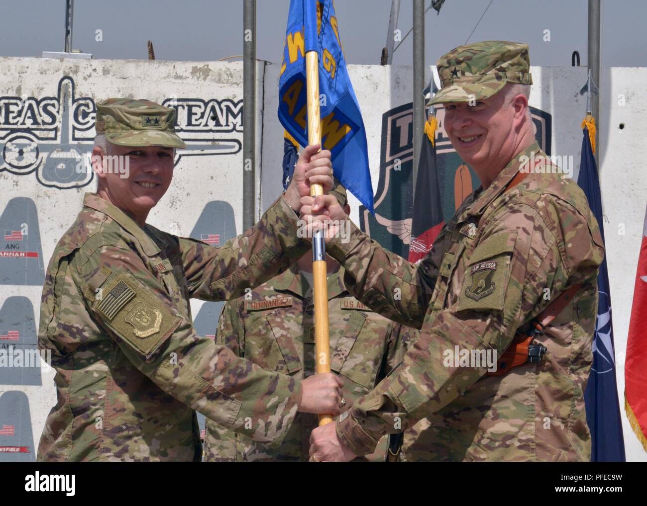 KABUL, Afganistán (4 de junio del 2016) - La Fuerza Aérea de los EE.UU Brig. Gen. Joel Carey, capacitar, asesorar y ayudar Command-Air y 438th Air Expeditionary Wing commander, asume el mando de la Fuerza Aérea de los EE.UU. My Gen. Barre Seguin, el Comando Aéreo de la OTAN de Afganistán y 9ª tarea expedicionaria aérea y espacial Force-Afghanistan comandante, el 4 de junio de 2018, en Kabul, Afganistán. Aire TAAC aprovecha el tren, asesorar y asistir a las actividades de concierto con fuertes relaciones personales, para crear profesionales aviadores afganos capaces de planear, dirigir, empleando, decisivo y sostener operaciones airpower. Foto de stock