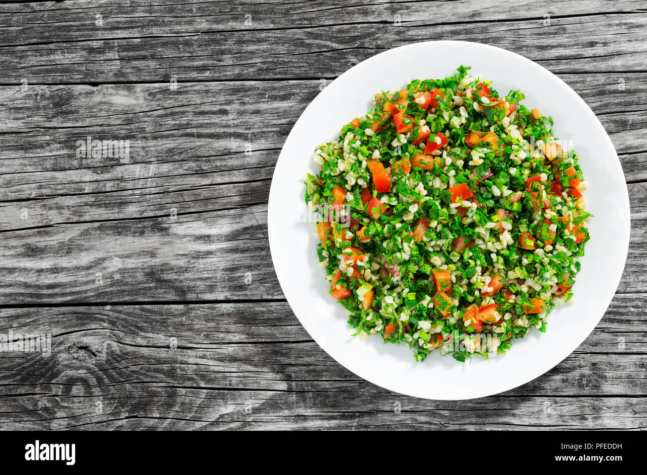 Ensalada Tabbouleh - Oriente Medio plato vegetariano con bulgur, tomate,  perejil, cebolla y menta, fácil receta auténtica, vista desde arriba  Fotografía de stock - Alamy