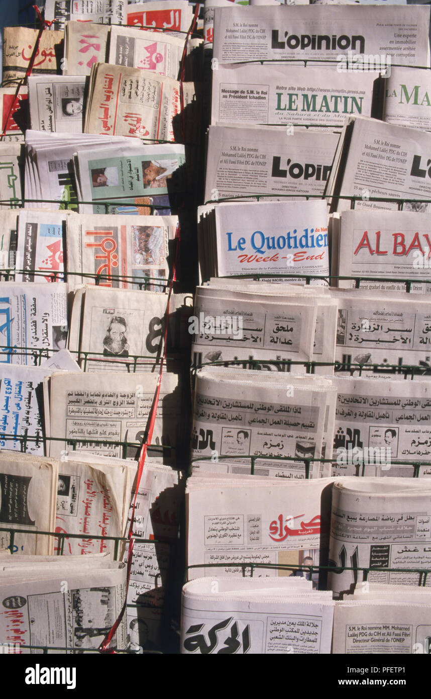 África del Norte, Marruecos, visualización del voceador de periódicos de América Latina y el alfabeto árabe, de cerca. Foto de stock