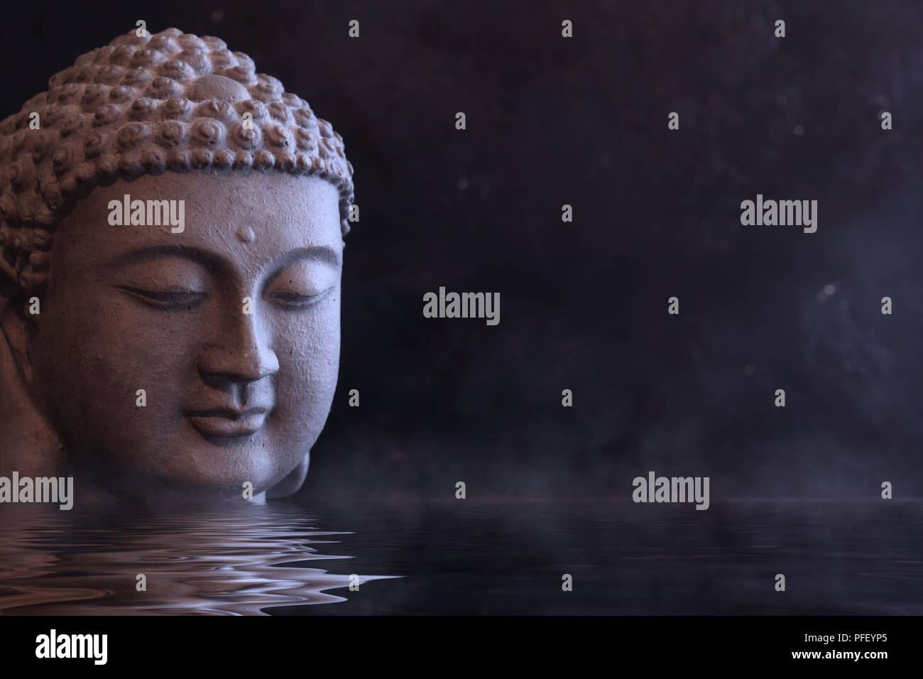 Buda Zen, concepto religioso sobre la tierra oscura Foto de stock