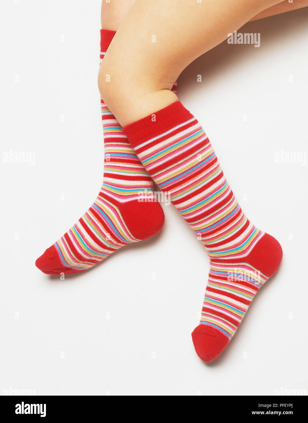 Un llevaba calcetines rayas rojas Fotografía de stock - Alamy