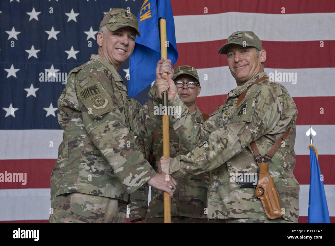 Gral. Gen. Barre Seguin, novena expedicionaria aérea y espacial Task Force-Afganistán comandante recibe la guía de Brig. Gen. Craig Baker, comandante del ala expedicionaria aérea 455a, durante una ceremonia de cambio de mando en el aeródromo de Bagram, Afganistán, 6 de junio de 2018. Baker dejó el mando y se continúa con su carrera como comandante de la Fuerza Aérea 12. Foto de stock