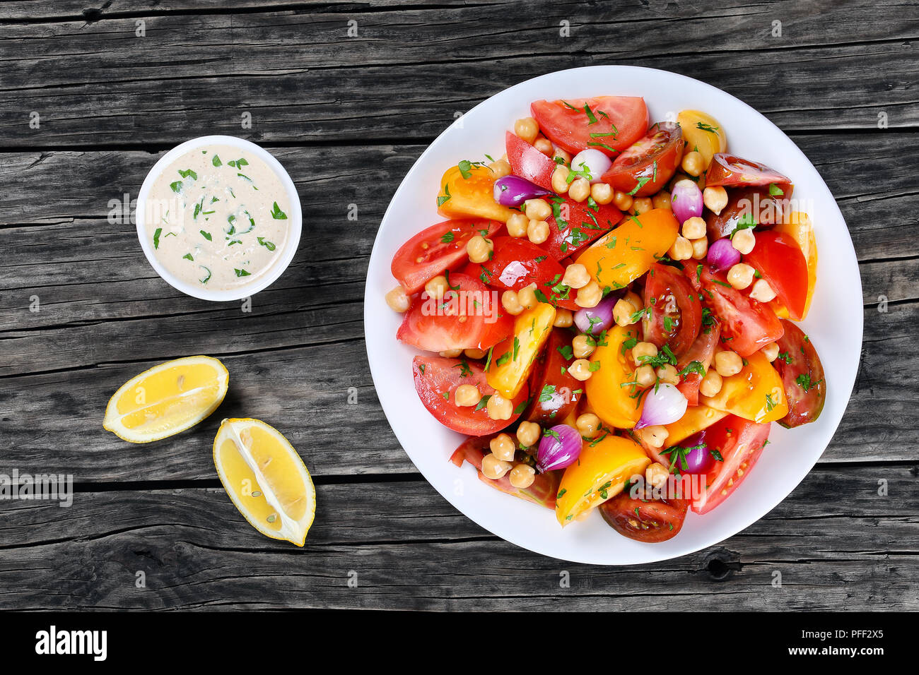 Bajo en calorías saludables ensalada con garbanzos, corte los tomates