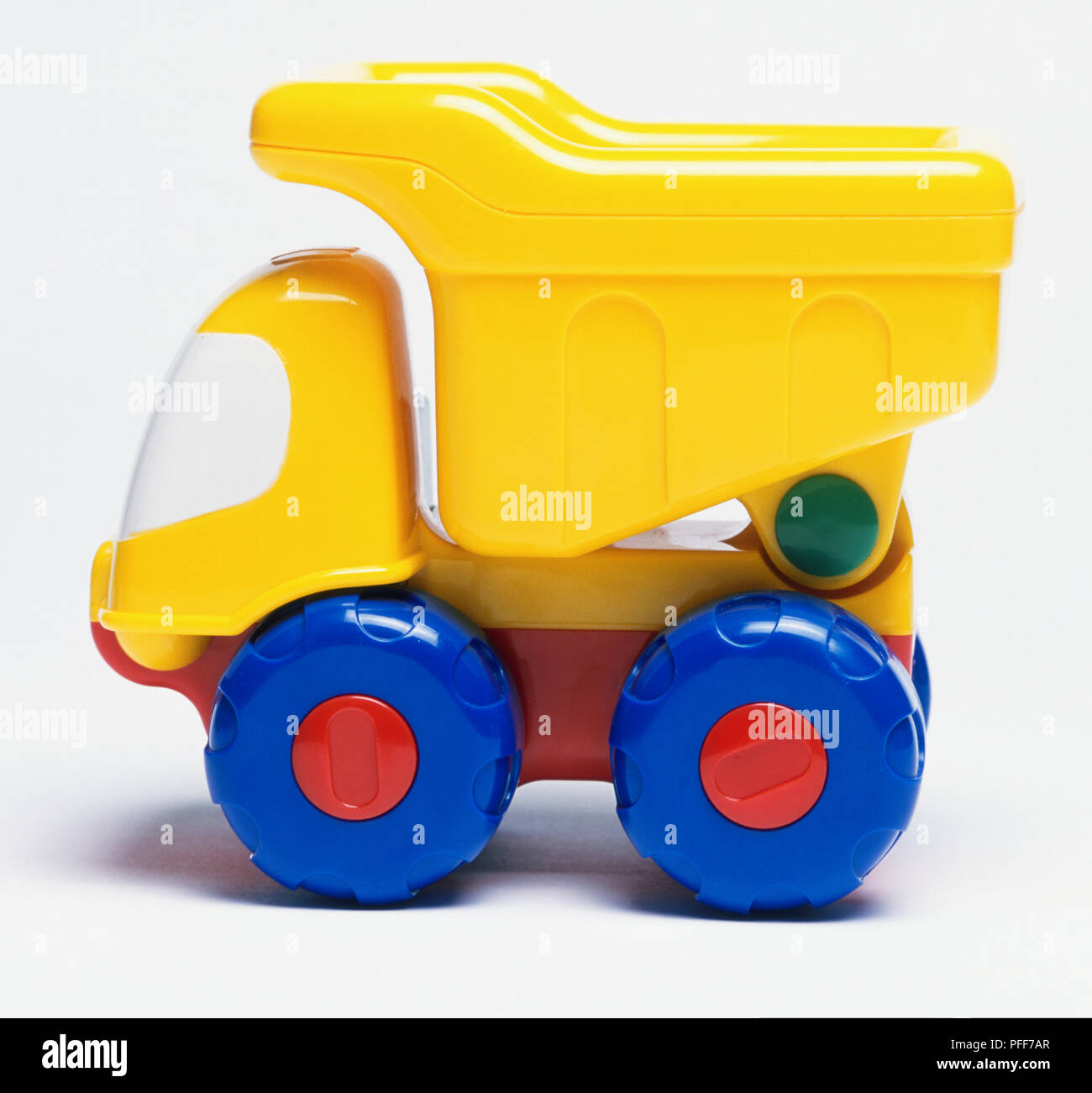 Bebé juguetes de plástico en un carrito de juguete de plástico Fotografía  de stock - Alamy