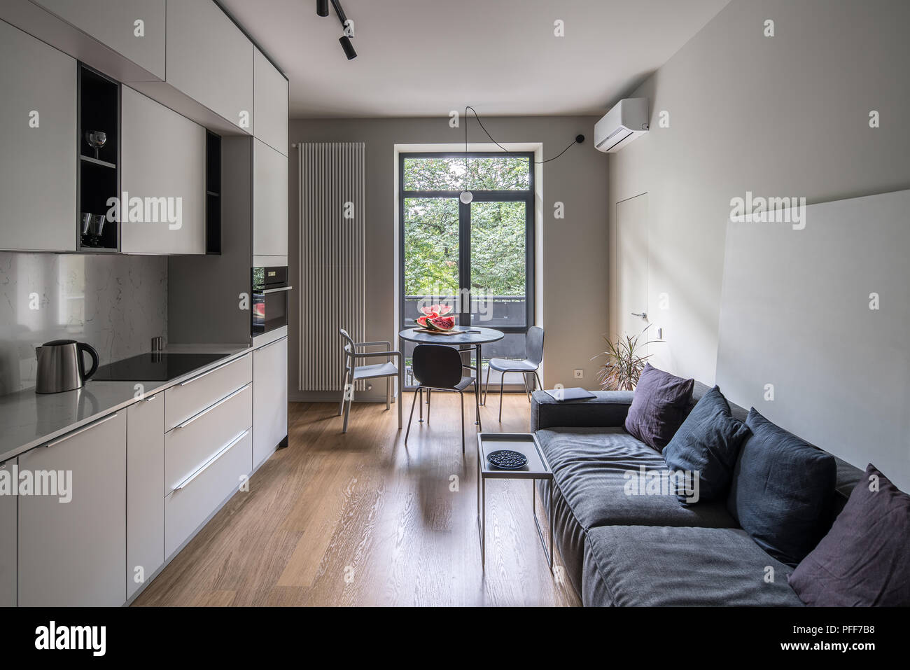 Cocina En Estilo Moderno Con Paredes De Color Claro Y Un Parquet