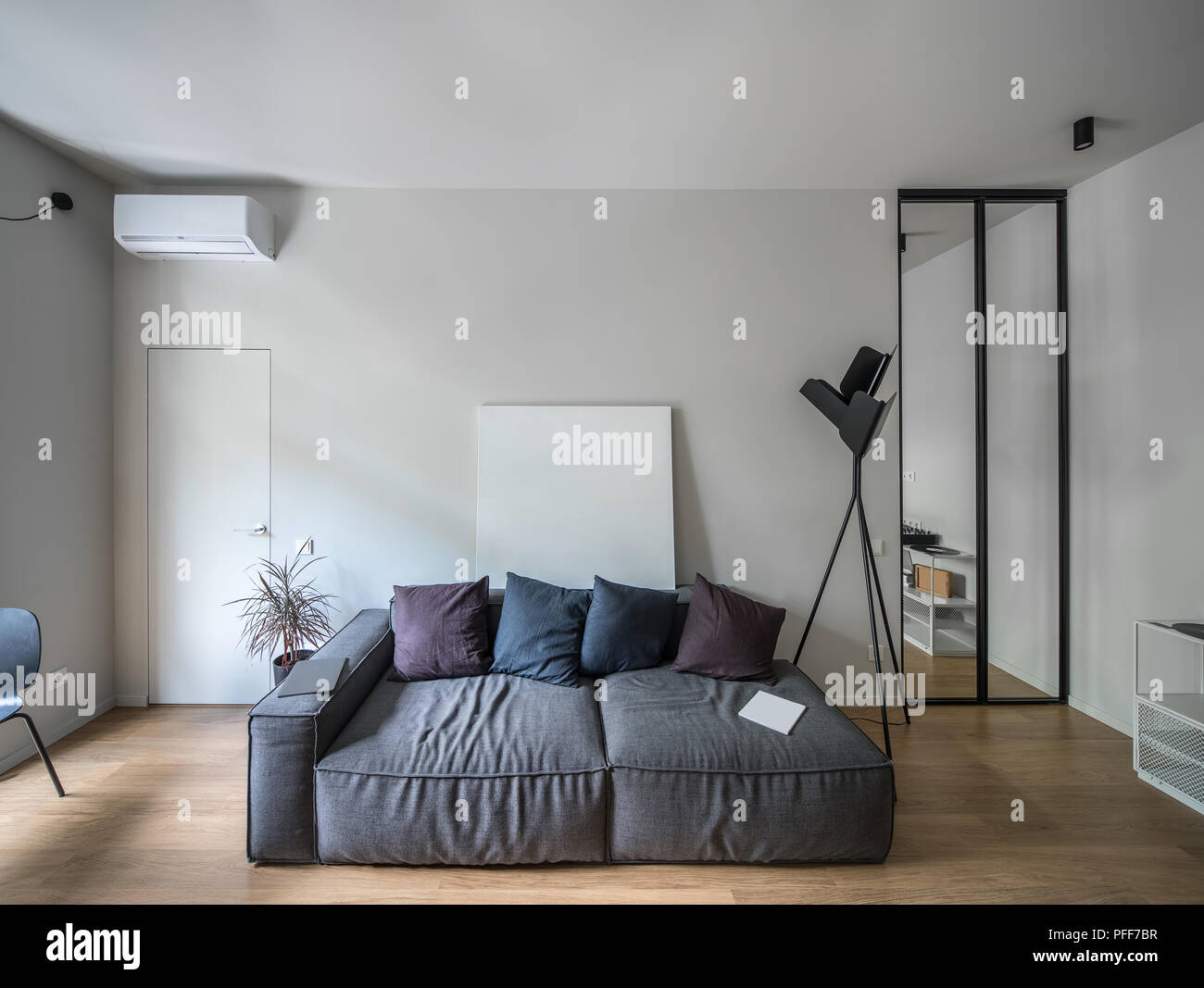 Habitacion De Estilo Moderno Con Paredes De Color Claro Y Un