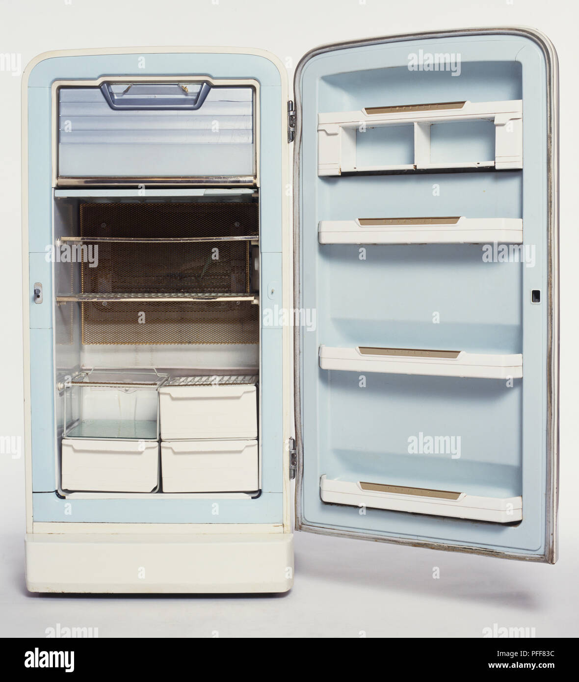 1950s refrigerator fotografías e imágenes de alta resolución - Alamy