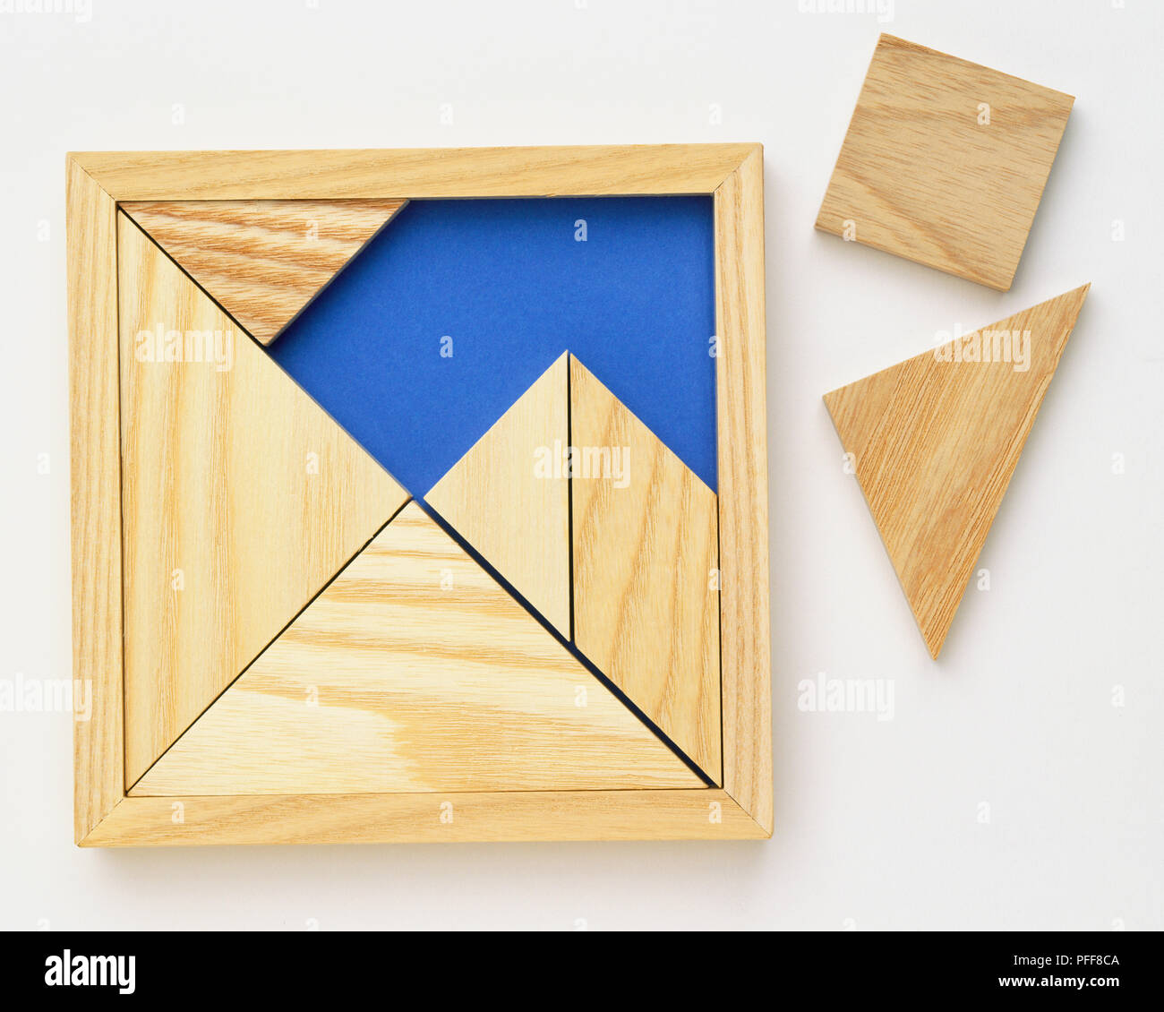 Caja de madera puzzle con forma de cuadrado triángulo fuera Fotografía de stock - Alamy