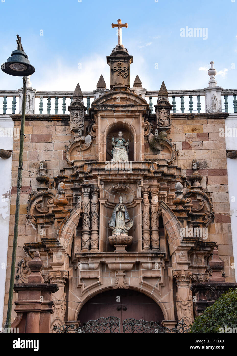 Cerrar detalles de la entrada a la Catedral Metropolitana de Sucre, Sucre, Bolivia Foto de stock