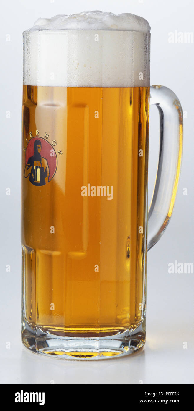 Medio litro de cerveza que sirven en pale espumosa jarra de cristal  Fotografía de stock - Alamy