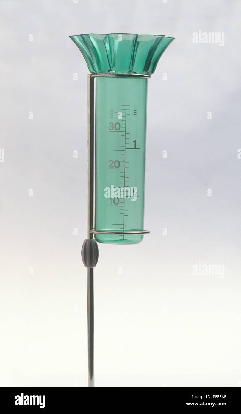 Pluviómetro que muestra las unidades de mediciones, en pulgadas y milímetros Foto de stock