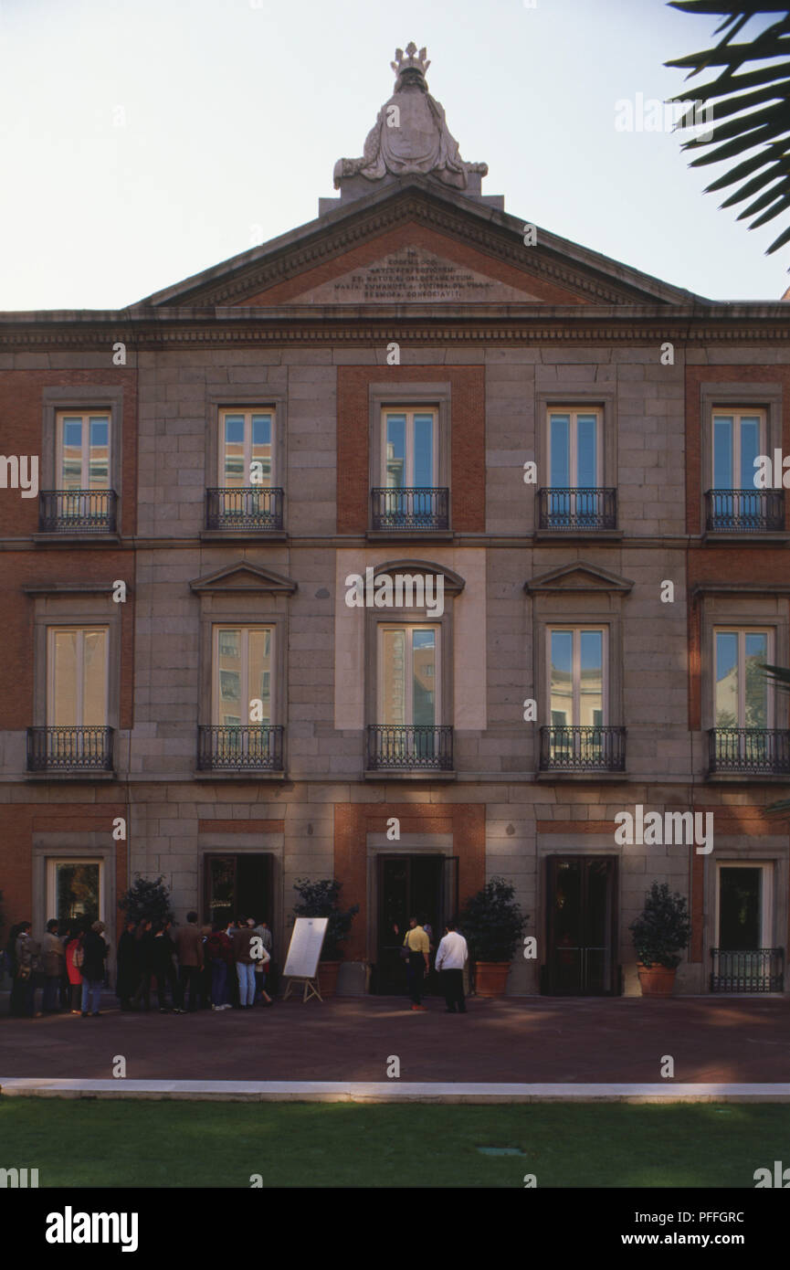 España, Madrid, la gente entrar en la exposición en el Museo Thyssen-Bornemisza, una inmensa galería de arte dada a la nación en 1993, alberga una vasta colección de arte privada. Foto de stock