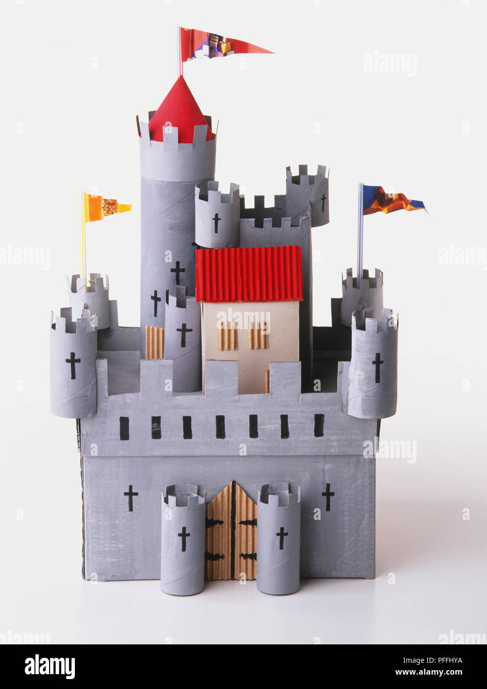 Castillo de cartón con torres, banderas, casa, mantener, torres y puerta  central, un alto ángulo de visión frontal Fotografía de stock - Alamy