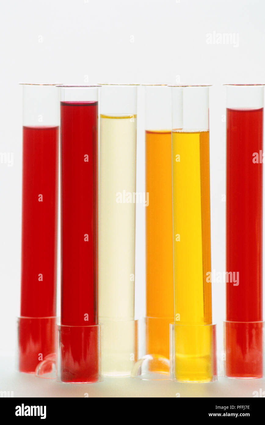 Tubos de ensayo que contienen rojo, amarillo y naranja orgánico colores de  cabello Fotografía de stock - Alamy