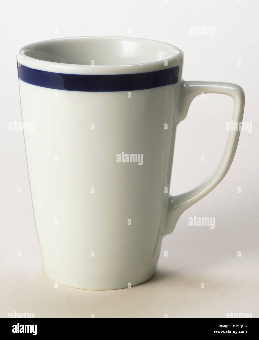 Mug blanco con una franja marina decorativa, cerrar Foto de stock