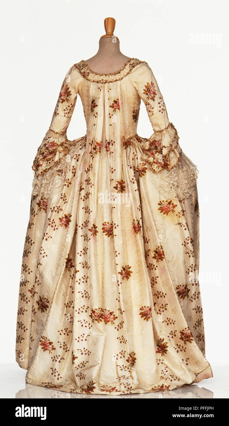 Una 1770s floreadas vestido de brocado de seda Foto de stock