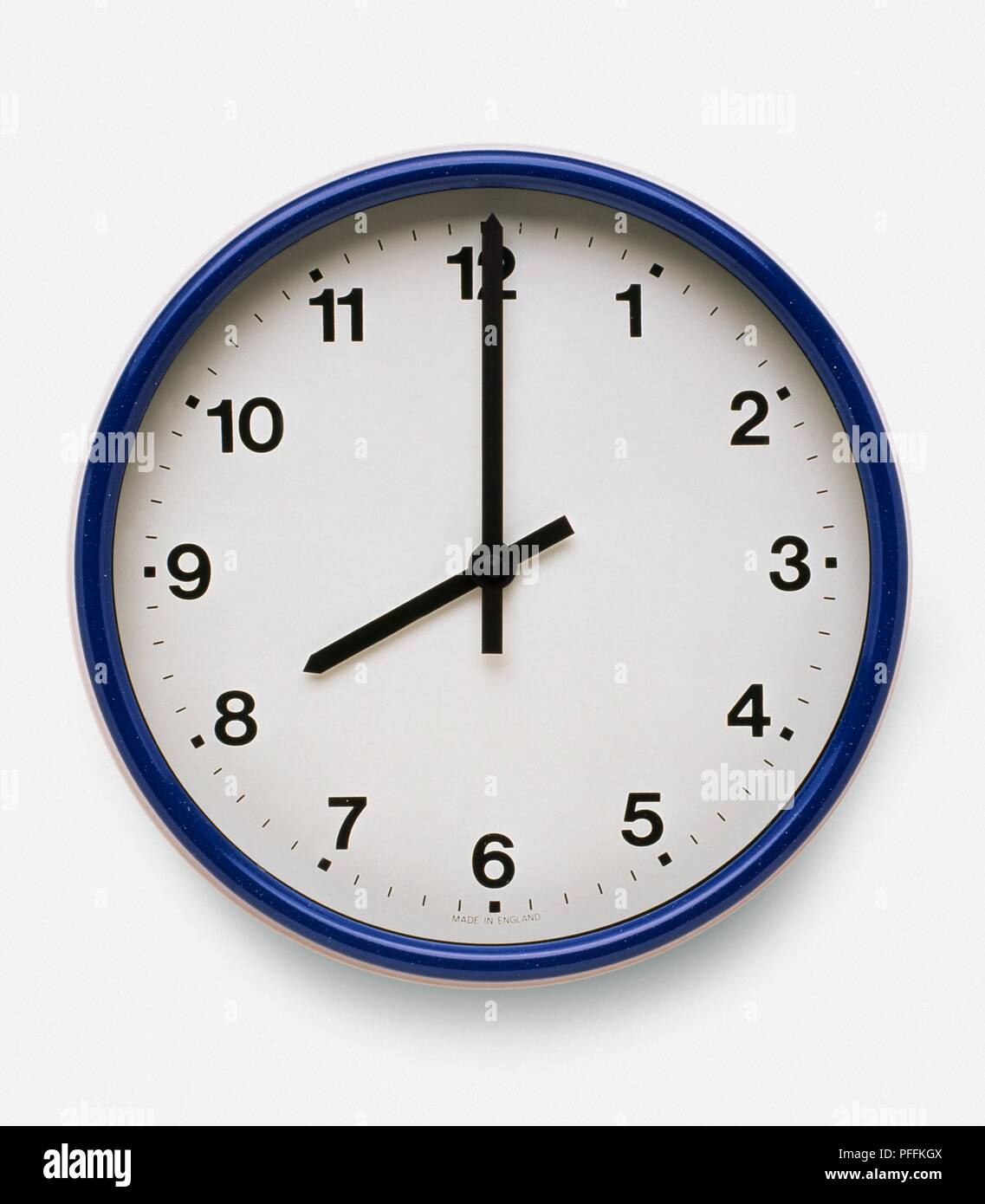 Reloj de pared azul en ocho horas. Foto de stock