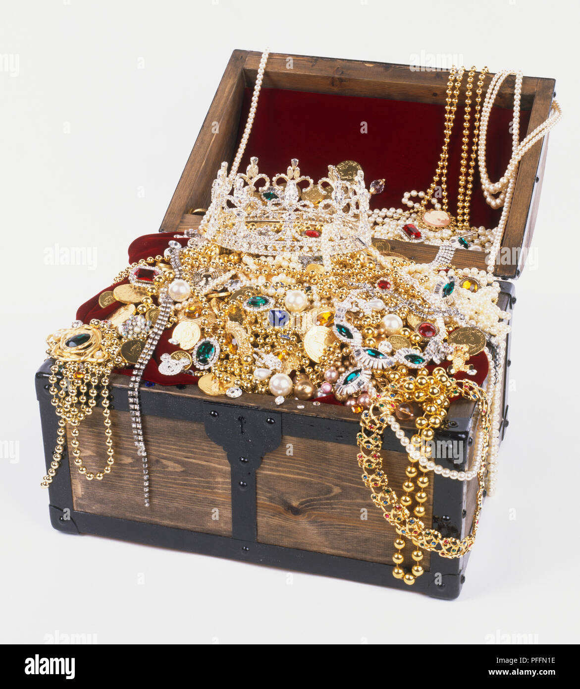 Cofre del tesoro, lleno de joyas, monedas de oro y una corona Fotografía de  stock - Alamy