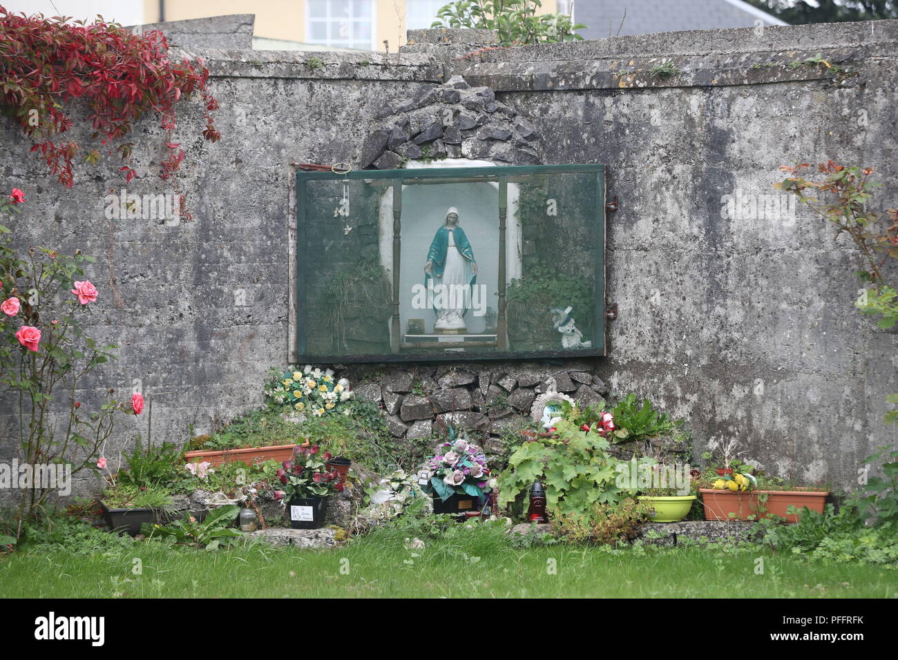 Una vista general de un cementerio masivo en Tuam, Co Galway, donde una vigilia tendrá lugar durante la visita del Papa al santuario de Knock Co en Mayo. Foto de stock