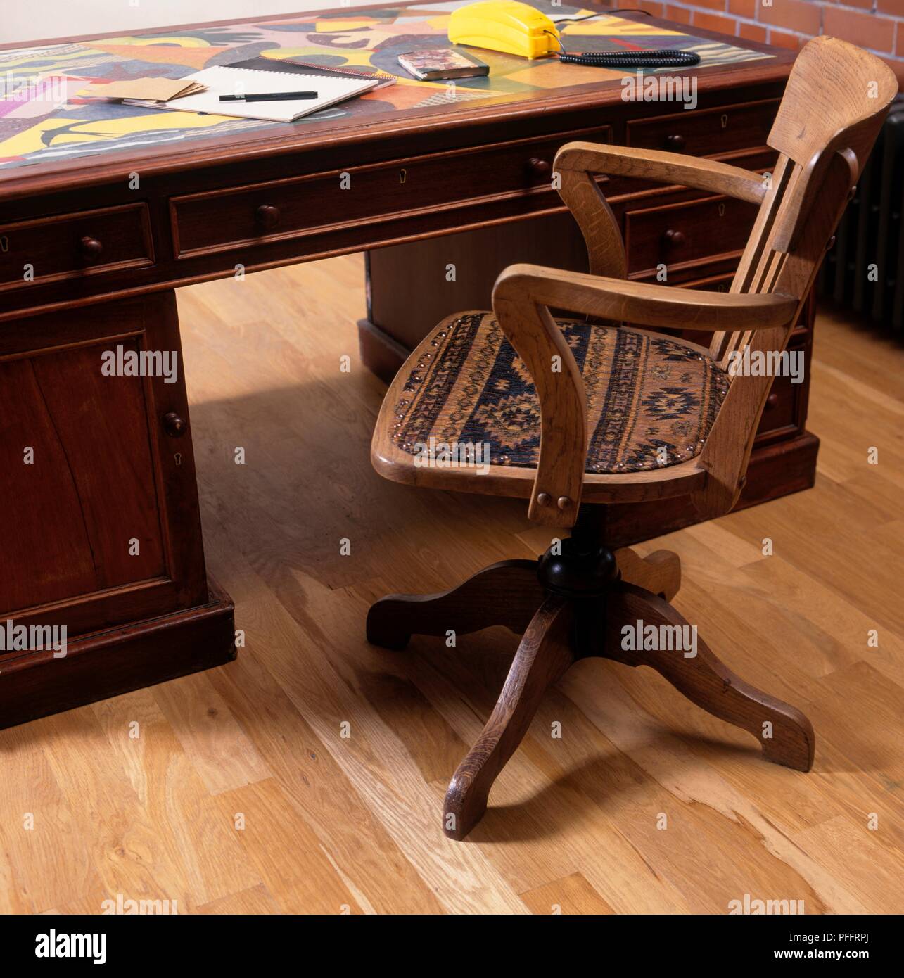 Mostrador de madera antigua y tapizadas silla de oficina Fotografía de  stock - Alamy