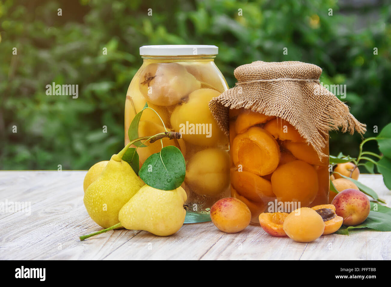 La casa conserva las peras, albaricoques y mermelada de moras en tarros. El enfoque selectivo. Los alimentos. Foto de stock