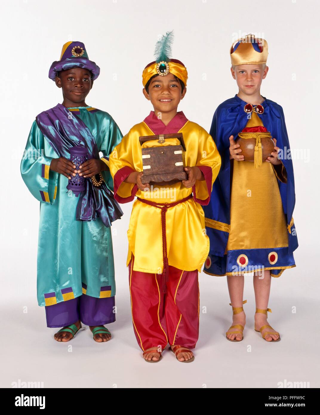 Tres niños vestidos como los tres reyes magos la celebración de regalos,  vista frontal Fotografía de stock - Alamy