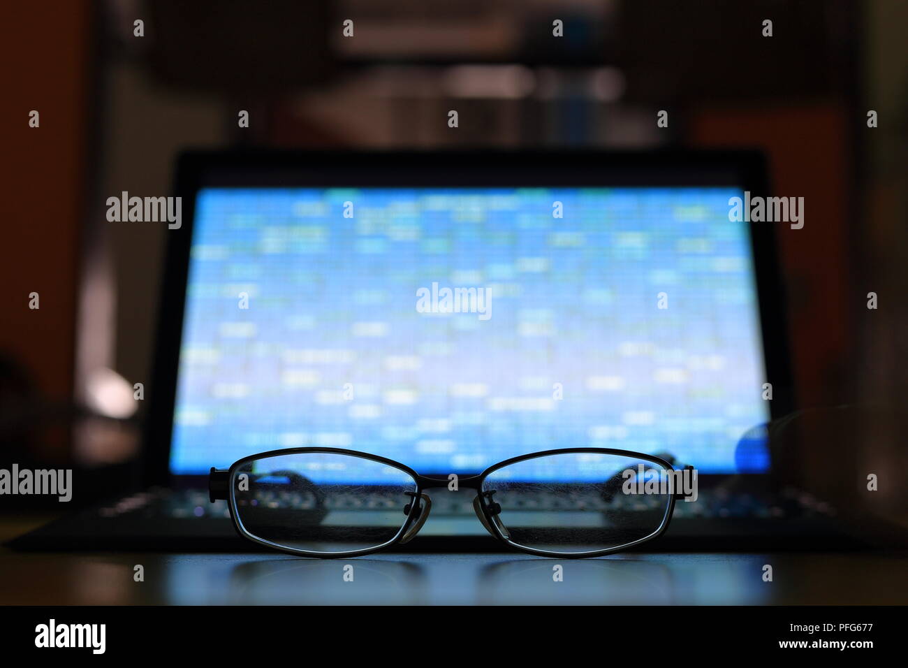 Gafas con luz azul de la pantalla del ordenador Fotografía de stock - Alamy