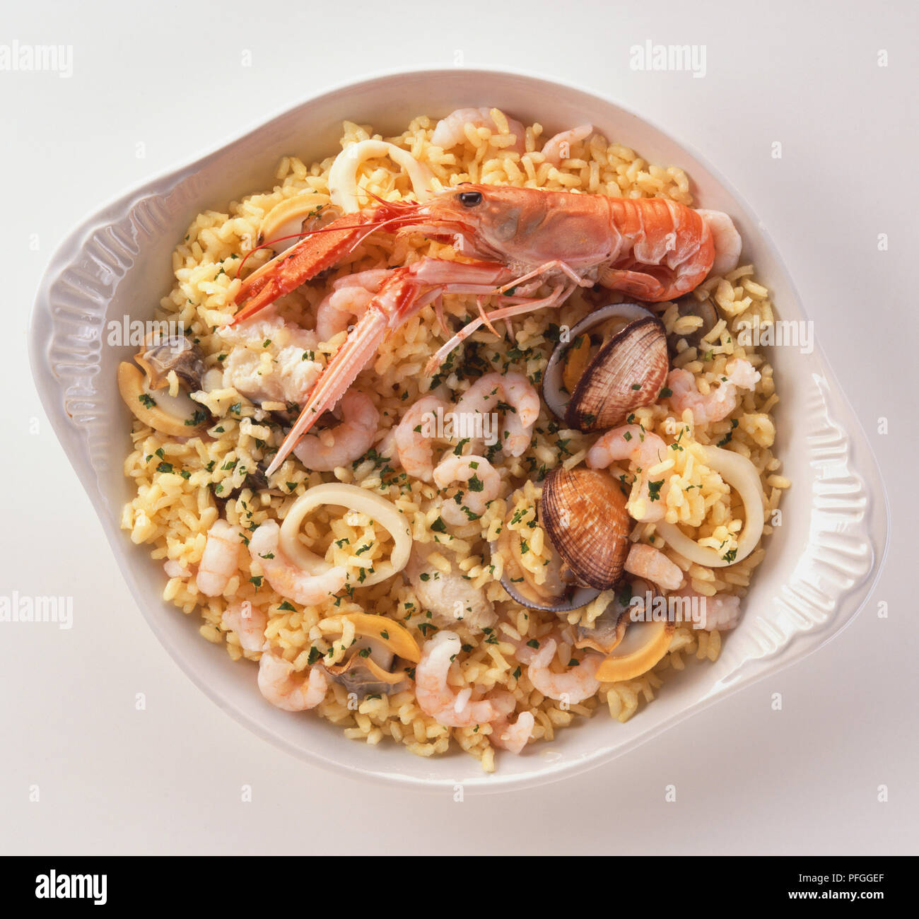 España, cazuela de arroz con mariscos, Paella andaluza con langostinos,  camarones y calamares en azafrán arroz condimentado Fotografía de stock -  Alamy