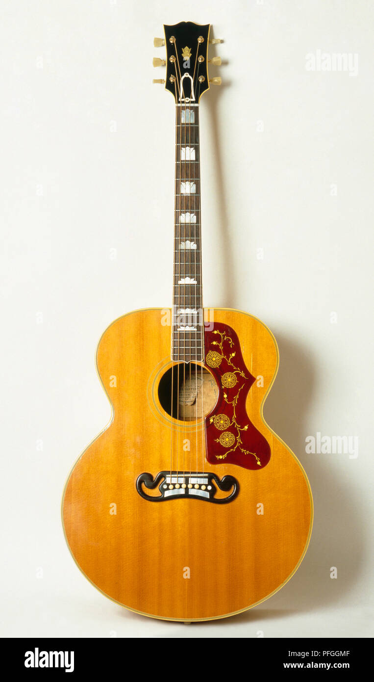Gibson J200, guitarra 1952, vista frontal Fotografía de stock - Alamy