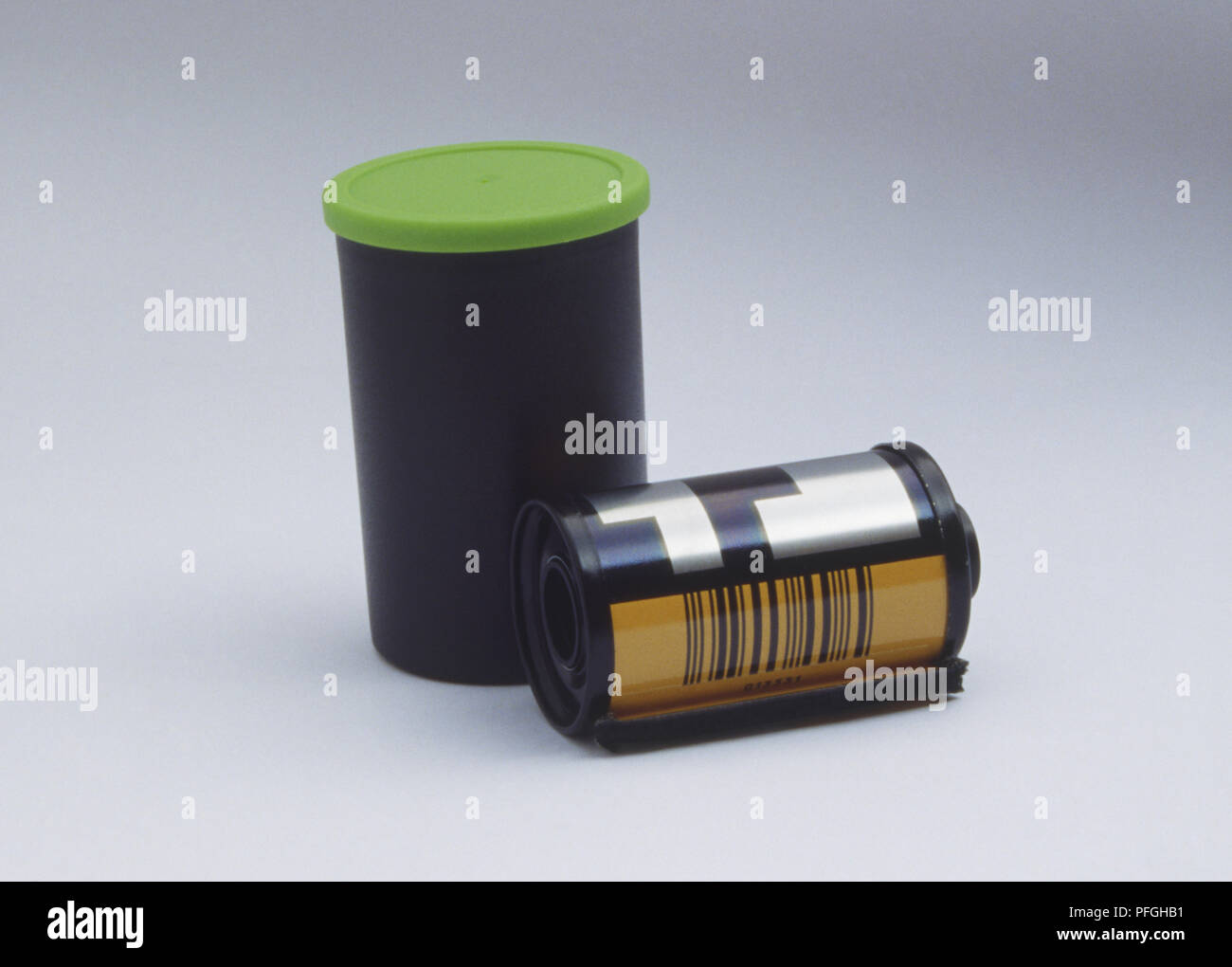 Un chasis de película y un contenedor sellado de luz que tiene una tapa verde. Utiliza una película debe colocarse en un recipiente hermético de luz. Foto de stock