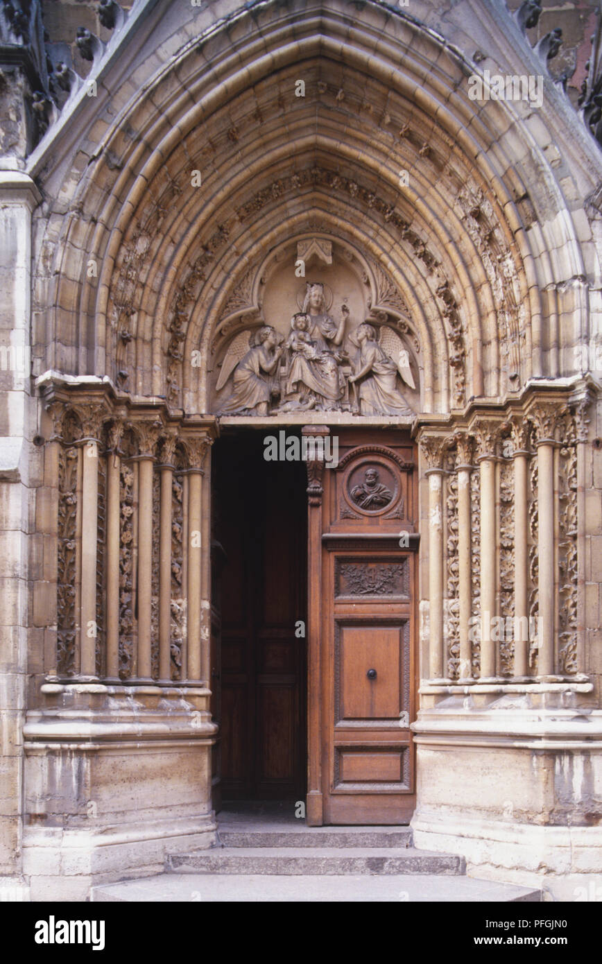 Francia, Paris, la iglesia de Saint Severin, puerta de la iglesia, decorada con arcos de medio punto, arco de piedra labrada. Foto de stock