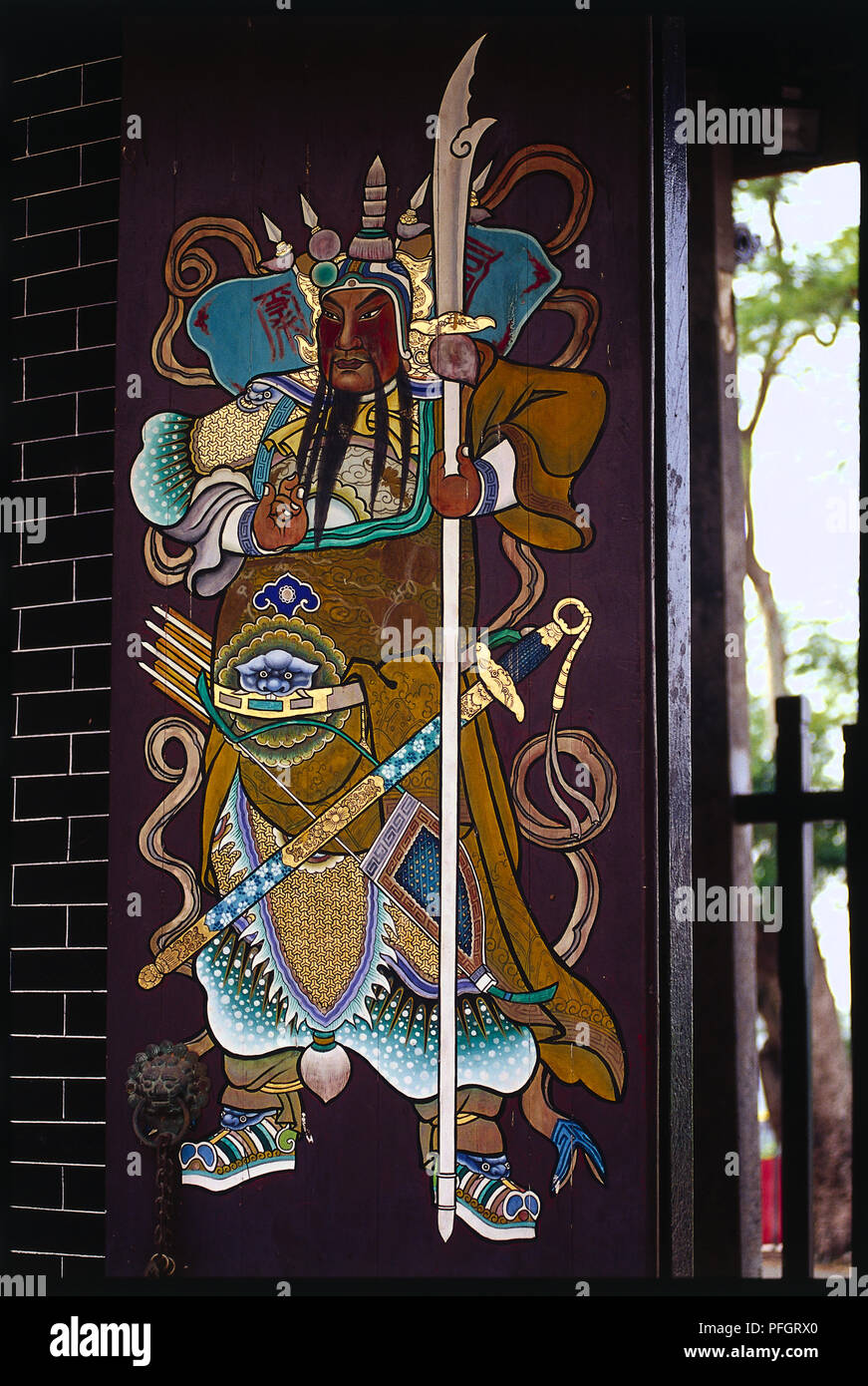Hong Kong, los Nuevos Territorios, los guerreros chinos en la puerta pintada en Tang Chung Ling sala ancestrales Foto de stock