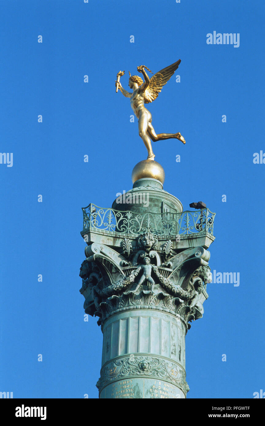 Francia, Paris, Marais, Golden genio de la estatua de libertad en Colonne de Juillet, figura alada de oro en la parte superior de la columna. Foto de stock