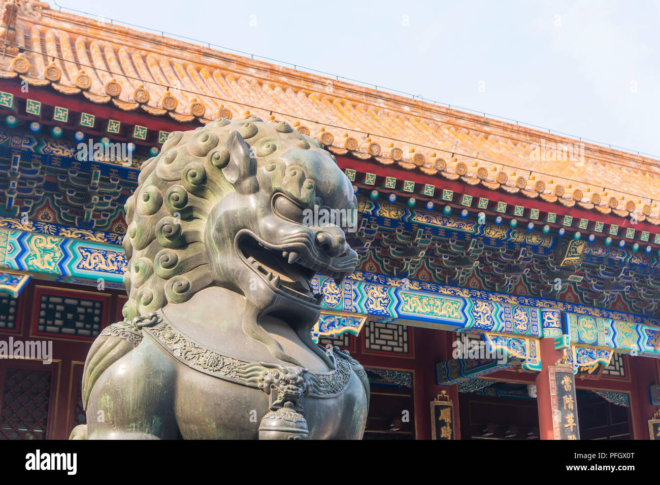 Estatua de león de bronce en el Palacio de Verano, Beijing Foto de stock