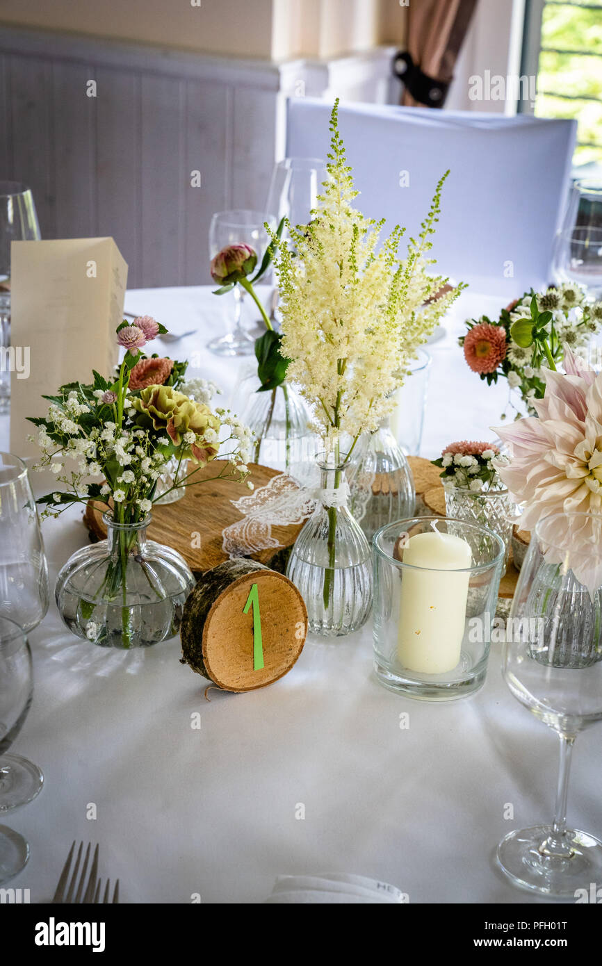 Decoración de boda artesanales, flores, madera, flores en el vintage y el aspecto natural Fotografía de stock - Alamy Decoración de boda artesanales, flores, madera, flores en el vintage y el aspecto natural Fotografía de stock - Alamy