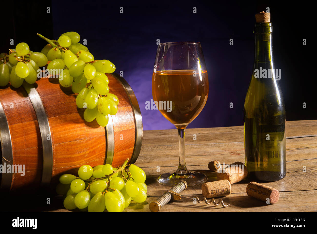 Jamon serrano español, tabla jamonera Cuchillo Jamonero, con vidrio y una  botella de vino. Foto de alimentos concepto Fotografía de stock - Alamy