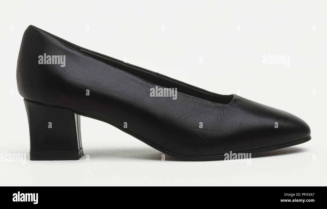 Zapato de mujer, cuero negro con tacones bajos Fotografía de stock - Alamy