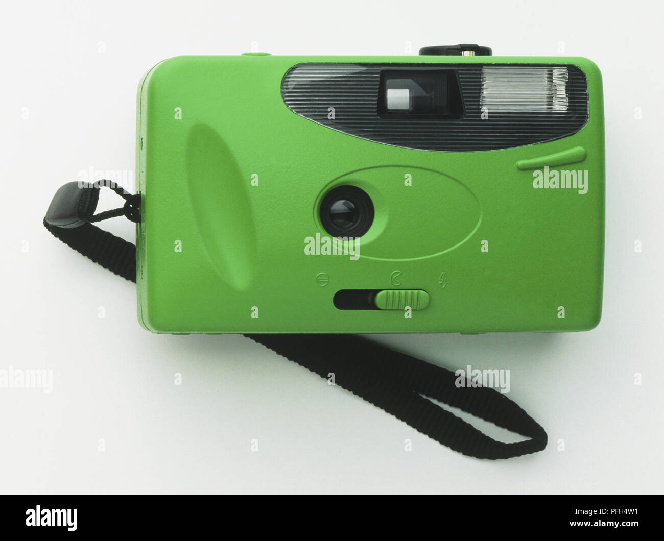 Automático verde una cámara de película de 35 mm, vista frontal Foto de stock