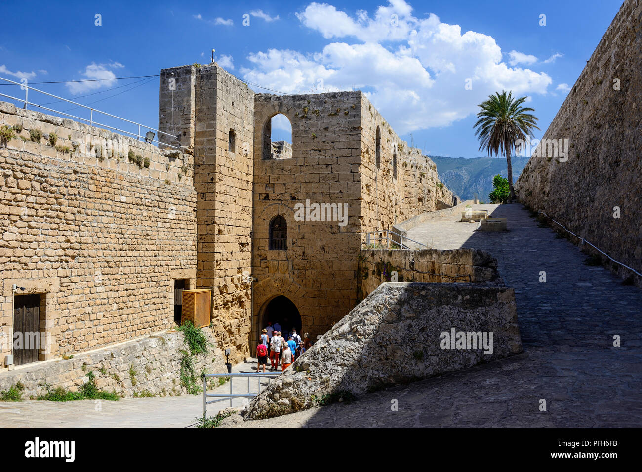 Entrada al castillo de Kyrenia visto desde la torre veneciana, Kyrenia (Girne), República turca del norte de Chipre Foto de stock