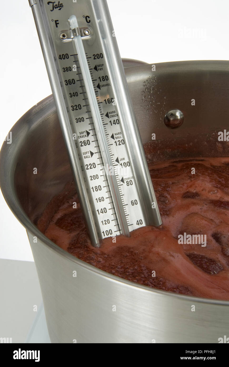 Termómetro de azúcar utilizadas para medir el ajuste de la temperatura de  ebullición en fresas pan Fotografía de stock - Alamy