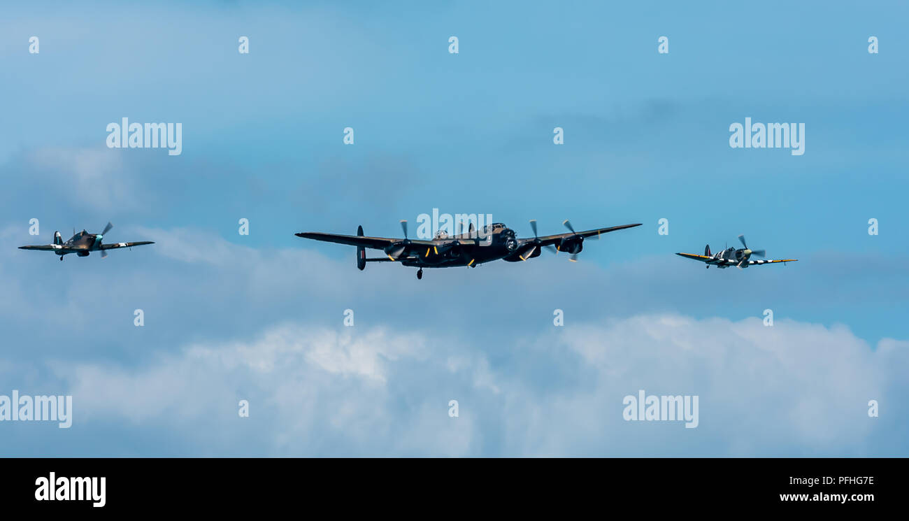 Un huracán y Spitfire escort el Avro Lancaster en el inicio de la batalla de Britain Memorial Flight display en el Eastbourne Airbourne anual ai Foto de stock