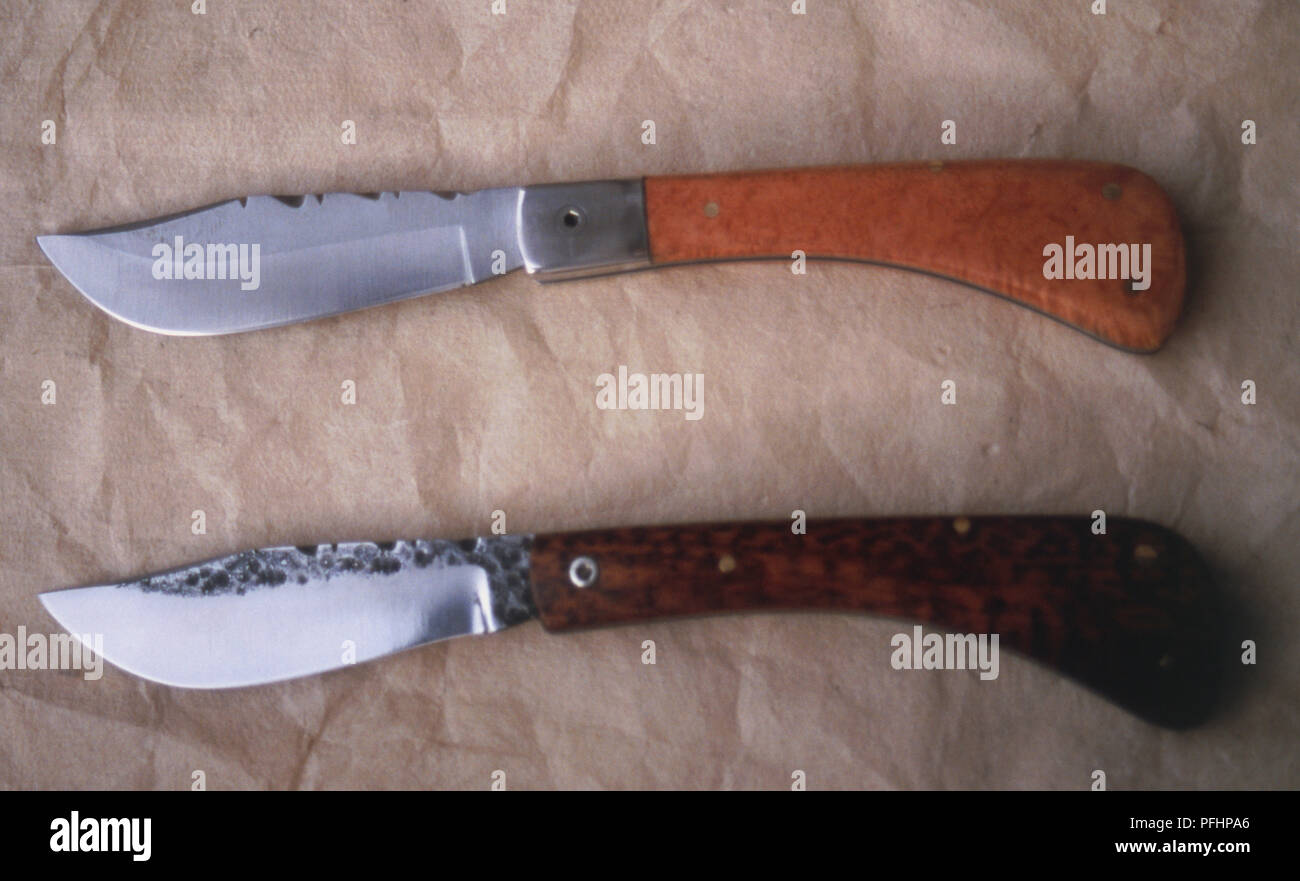 Francia, Córcega, un par de cuchillos artesanales con hojas curvas y mango de madera. Foto de stock
